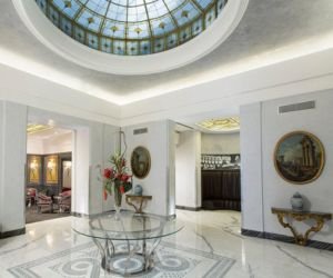ردهة أحد أفخم الفنادق لتجربة سياحه مثاليه في روما