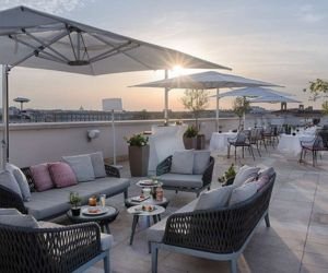 جلسه أنيقه للإستمتاع بفنجان القهوة مع اشعة غروب شمس يوم سياحي في روما