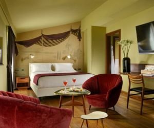 غرفه فندق مزينه بزخارف فنيه تعطيك فكره عن السياحه في روما