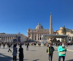 عدد من السواح يستمتعون بالسياحة في روما وزيارة المعالم التاريخية